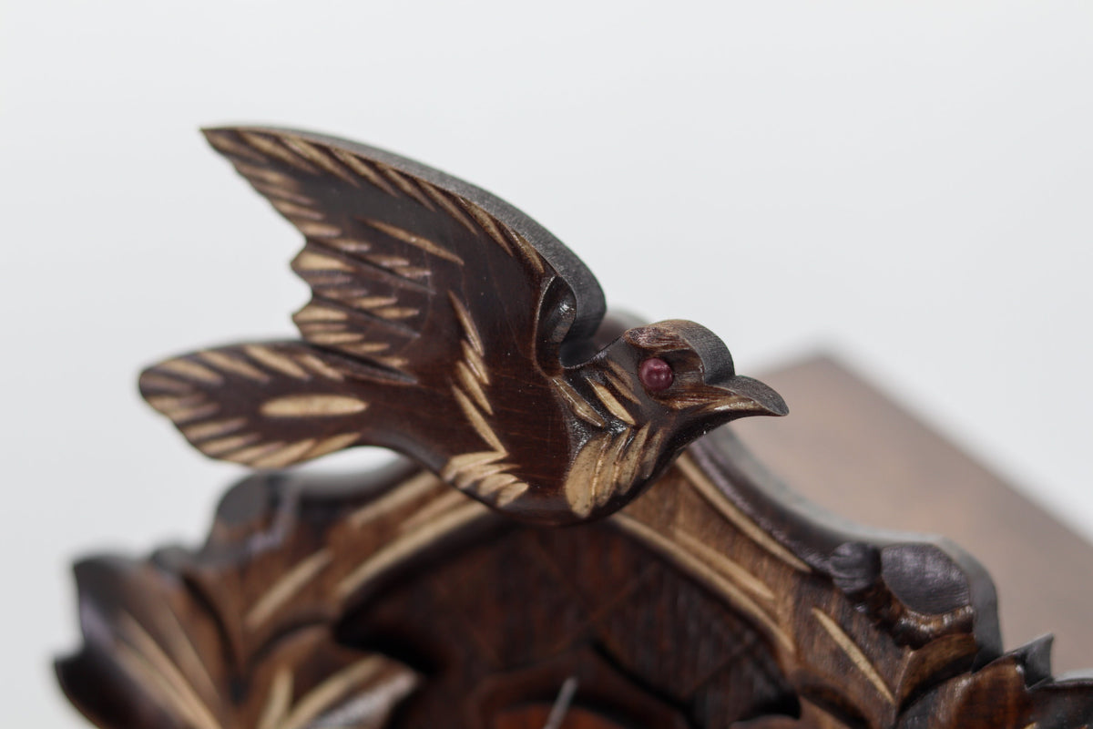 Anton Schneider 40/9 Avis Apicis cuckoo clock, detail view