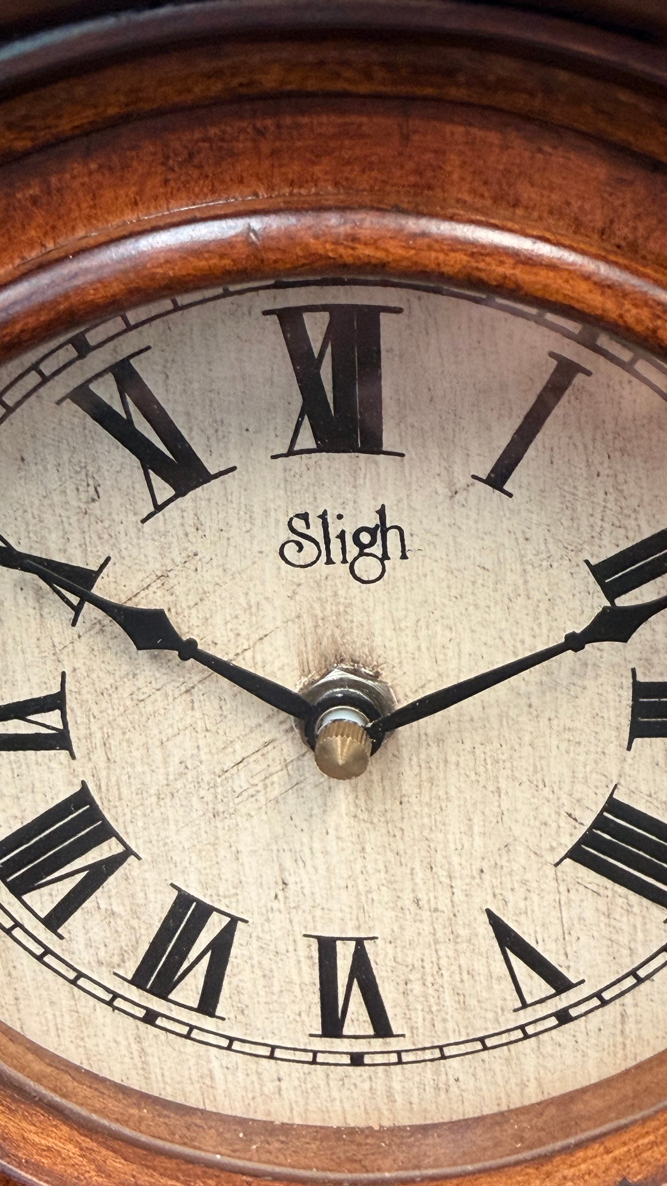 Vintage Sligh Quartz Mantel Clock – Arched Wood Case with Burl-Style Front & Brass Ball Feet