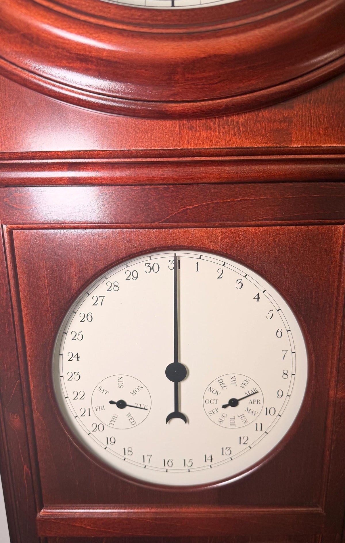 Howard Miller Lawyer Wall Clock – NOS Hermle Bim-Bam Calendar Movement – detail view 10