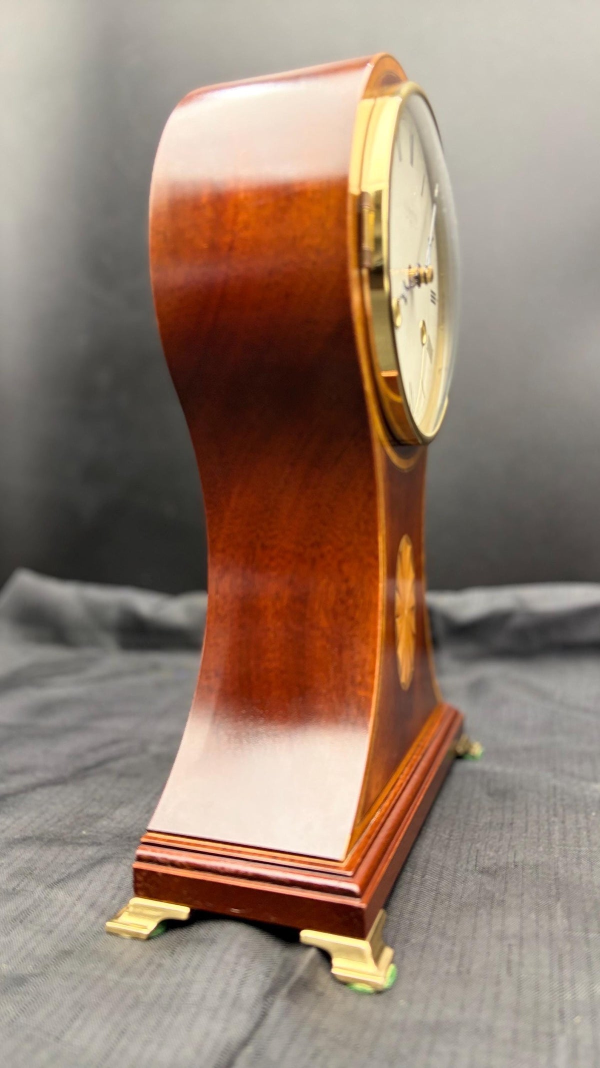 Comitti of London Mahogany Mantel Clock – Balloon Clock – detail view 8