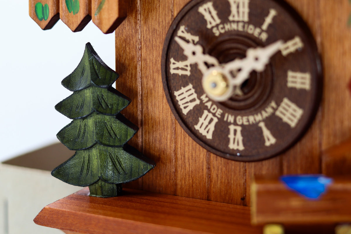 Anton Schneider 7063/10 Flower Cottage cuckoo clock, detail view