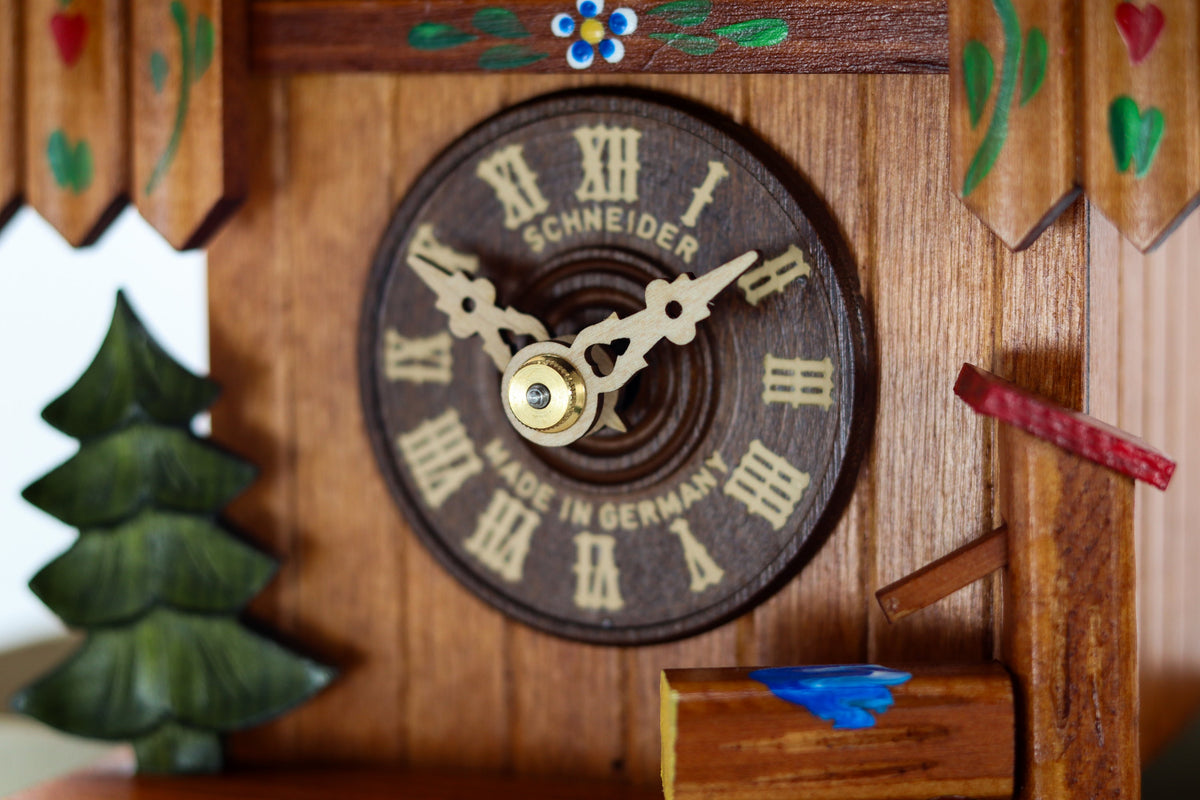 Anton Schneider 7063/10 Flower Cottage cuckoo clock, detail view
