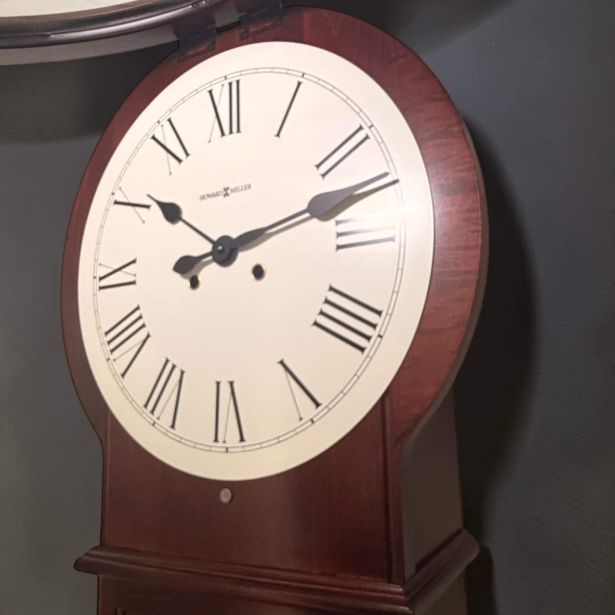 Howard Miller Lawyer Wall Clock – NOS Hermle Bim-Bam Calendar Movement – detail view 8