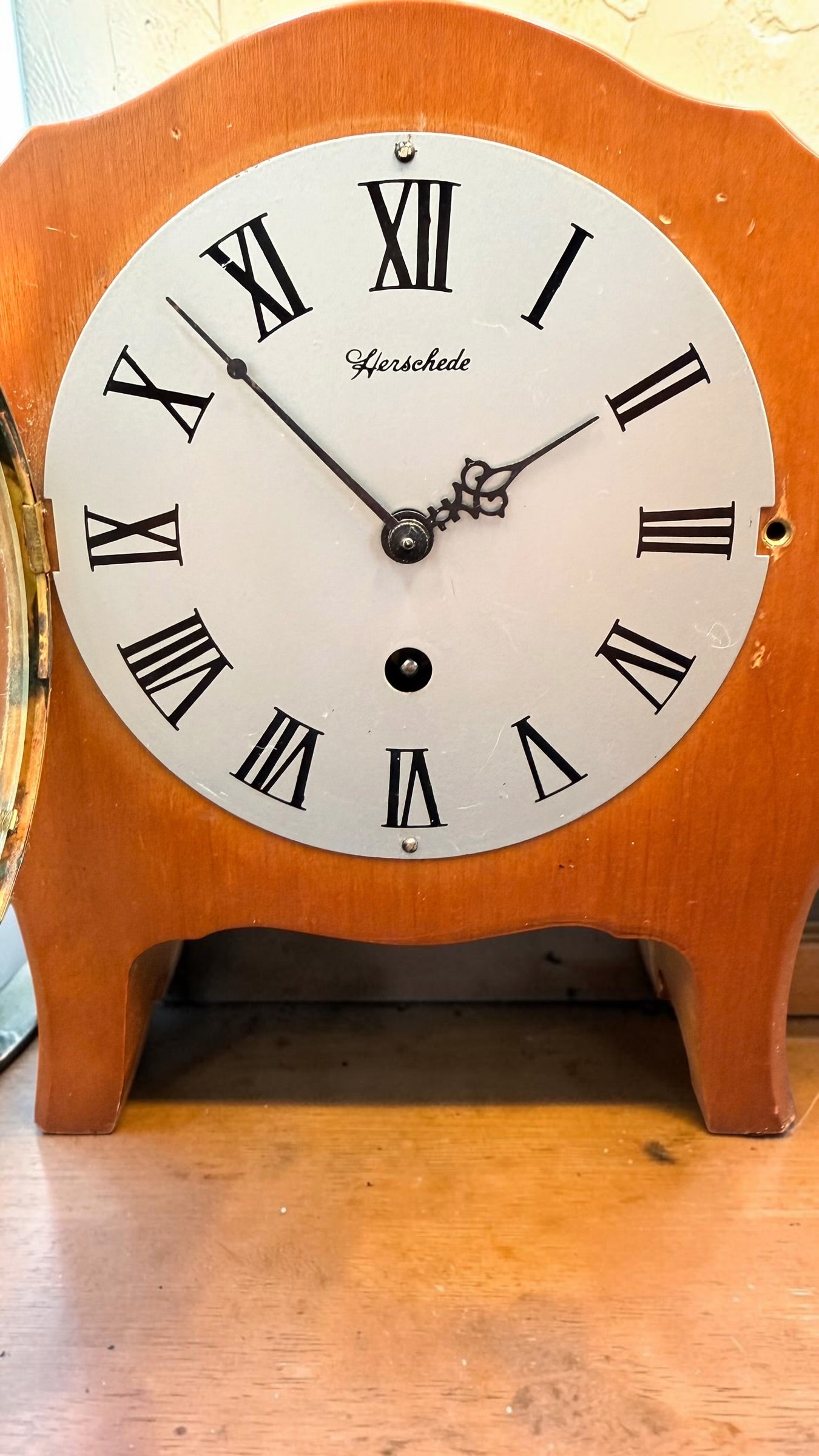 Vintage Herschede Model 164 Mechanical Table Clock – German Time-Only Movement