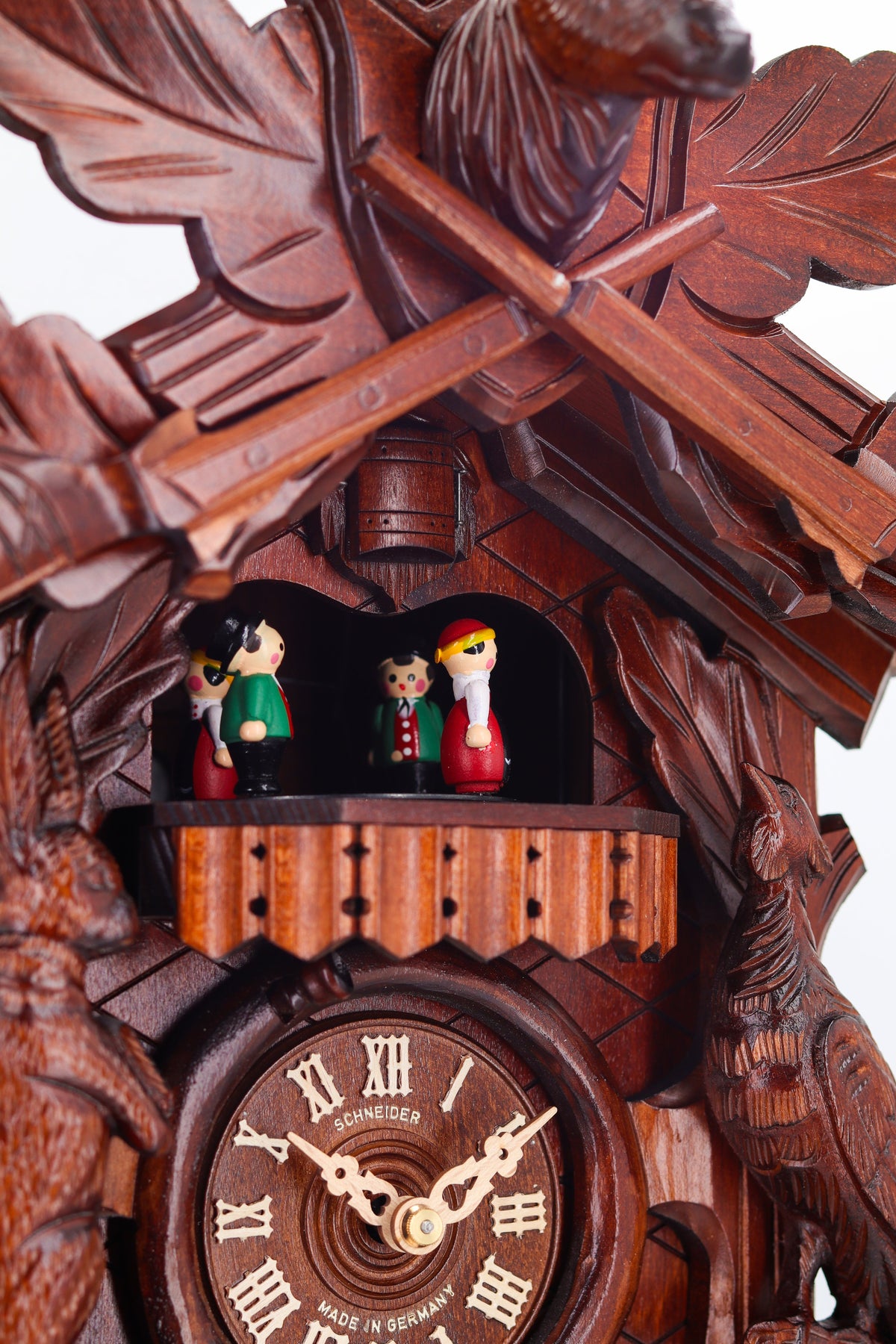 Anton Schneider 8TMT 275/9 Cervus Regalis cuckoo clock, detail view