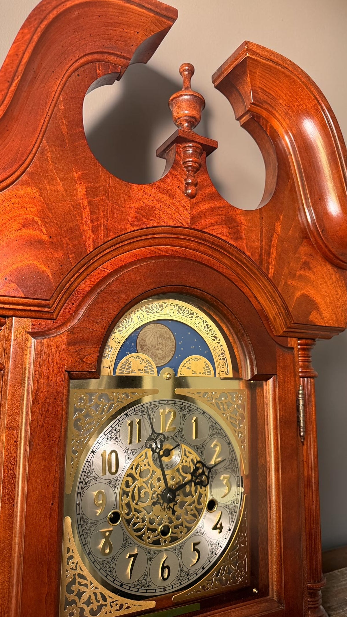 Sligh Legacy Series Triple-Chime Wall Clock Moon Dial Hermle 1051-030 – detail view 9