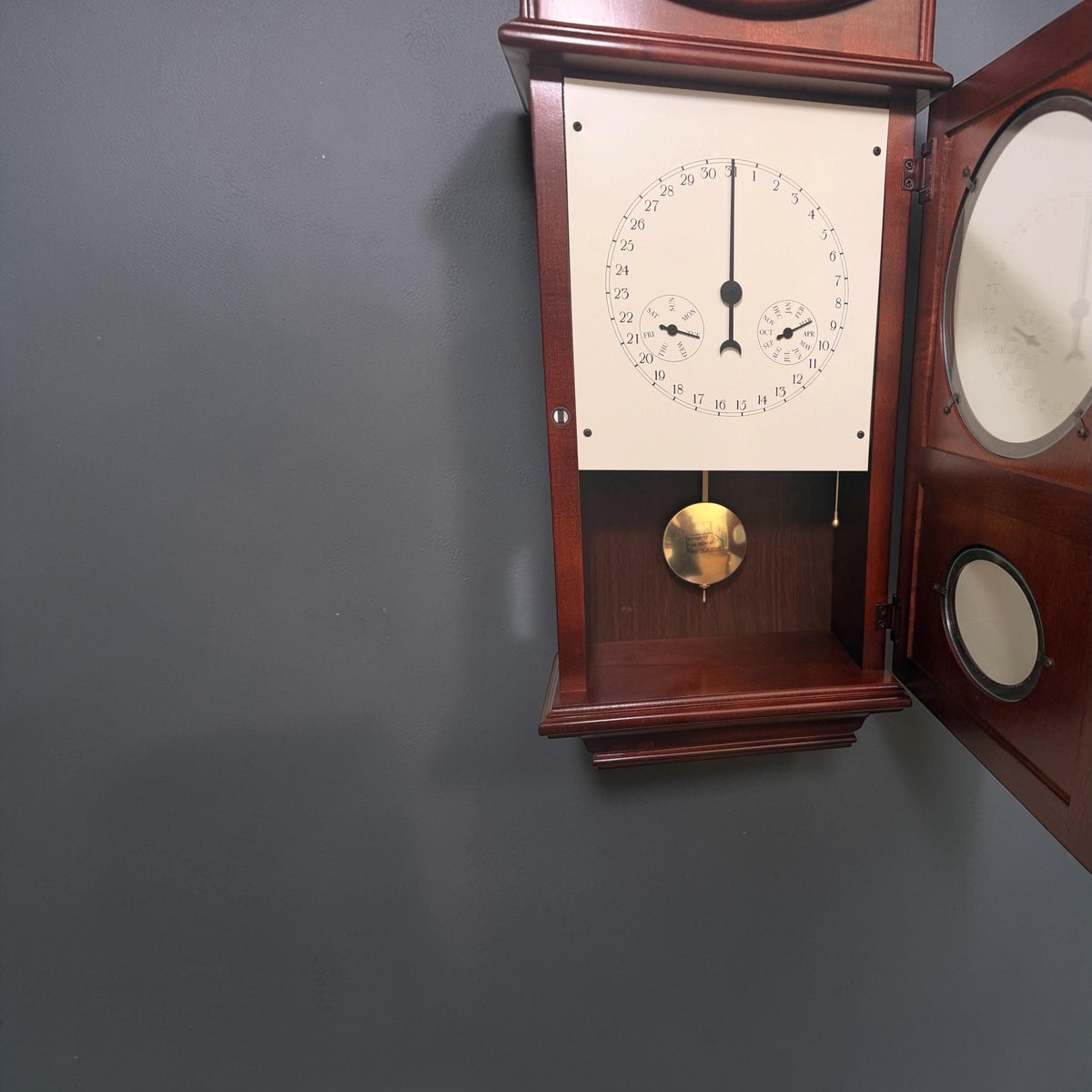 Howard Miller Lawyer Wall Clock – NOS Hermle Bim-Bam Calendar Movement – detail view 4