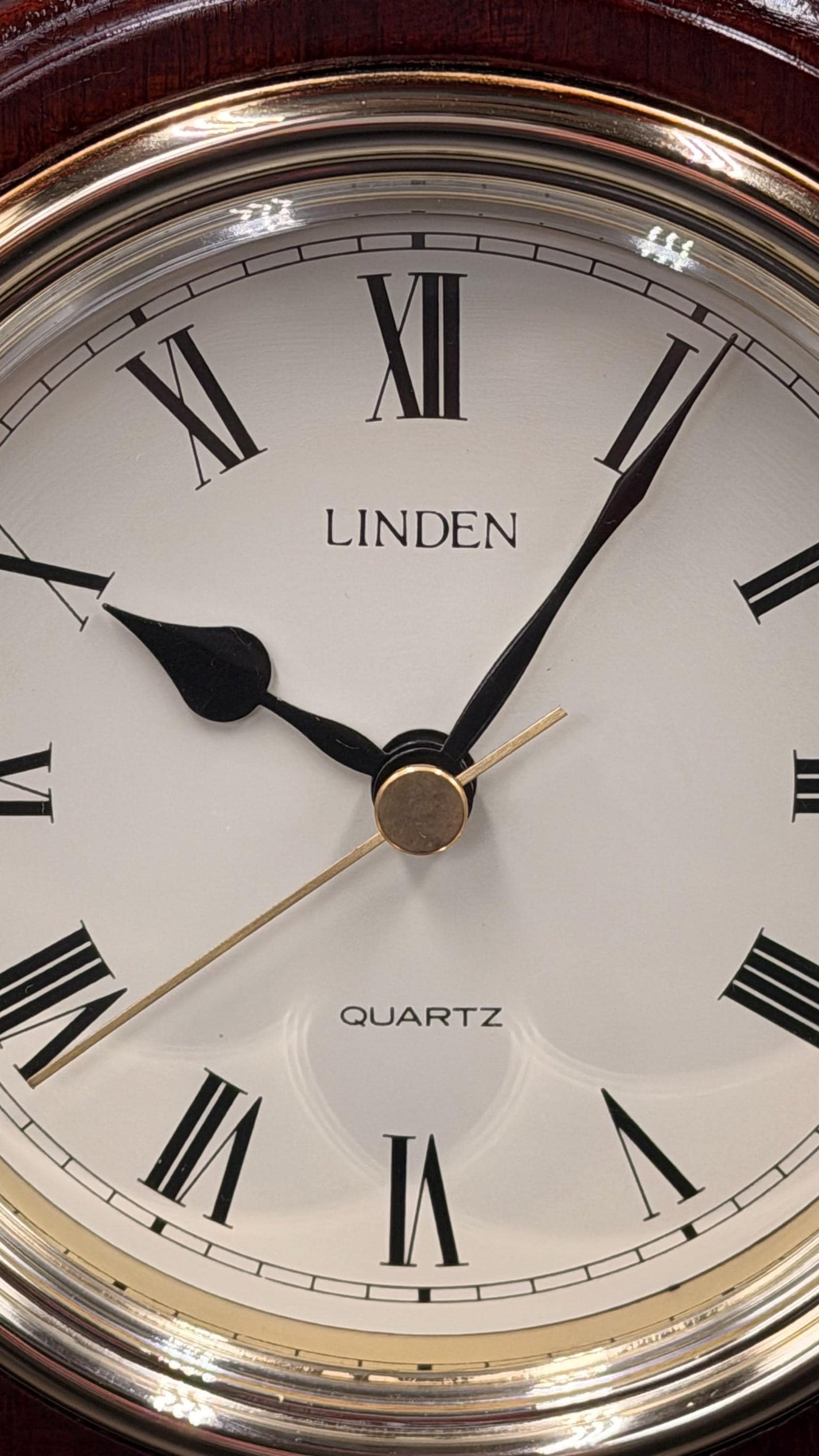 Linden Mahogany Mantel Clock – Elegant Roman Dial – Pristine Condition