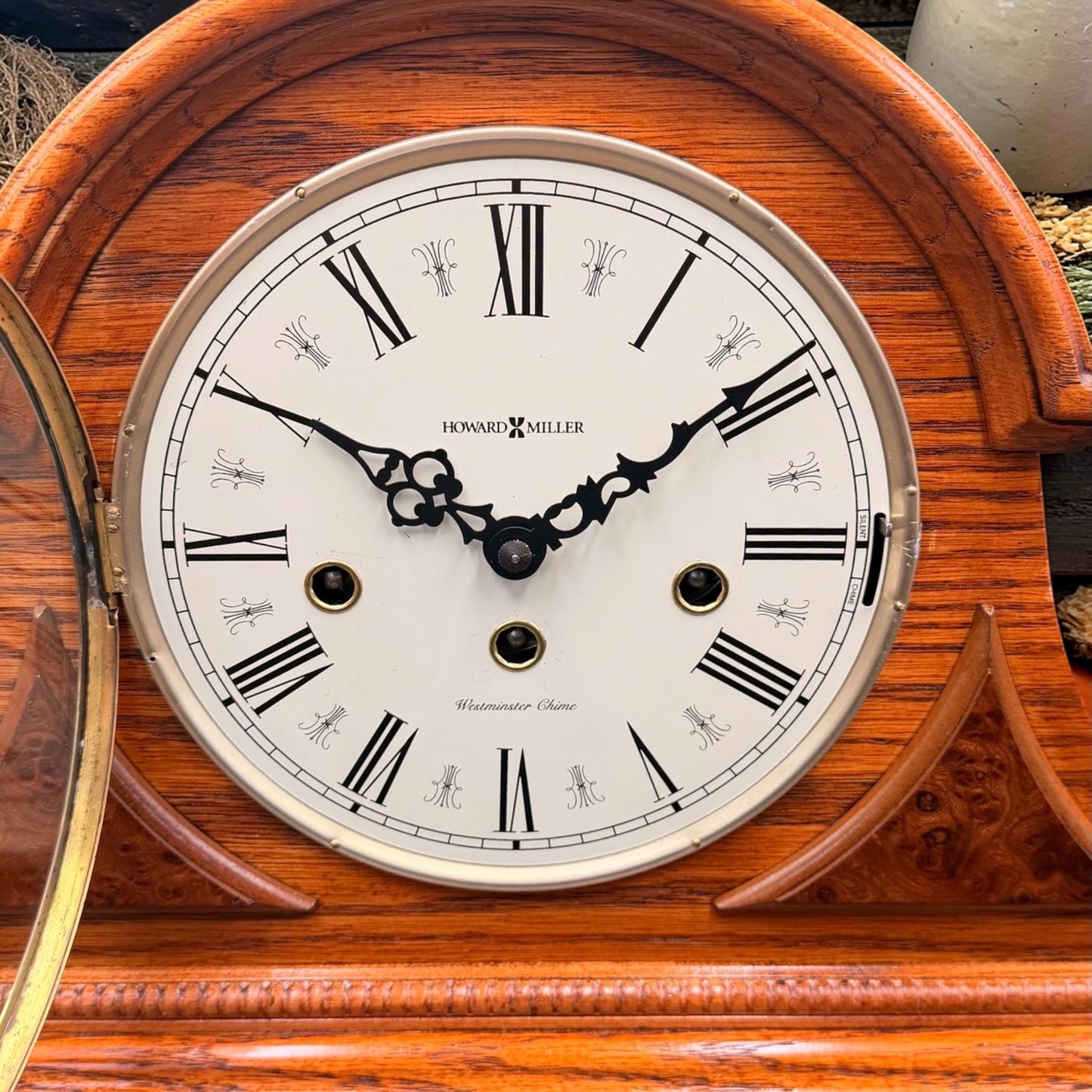 Howard Miller Worthington 613-102 Mantel Clock Kieninger Westminster Chime Key Wound Oak Burl Inlay