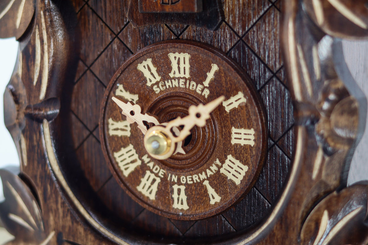 Anton Schneider 40/9 Avis Apicis cuckoo clock, detail view