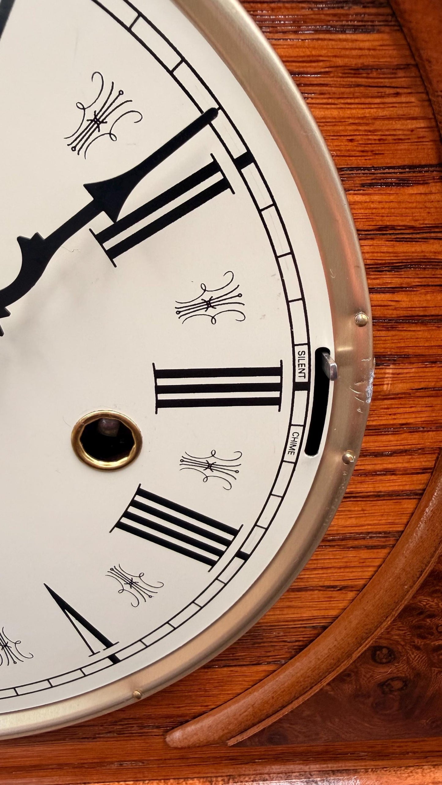 Howard Miller Worthington 613-102 Mantel Clock Kieninger Westminster Chime Key Wound Oak Burl Inlay