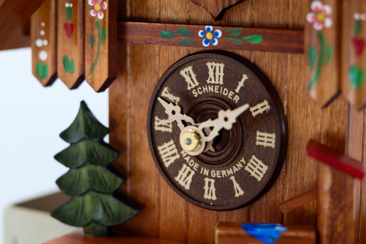 Anton Schneider 7063/10 Flower Cottage cuckoo clock, detail view
