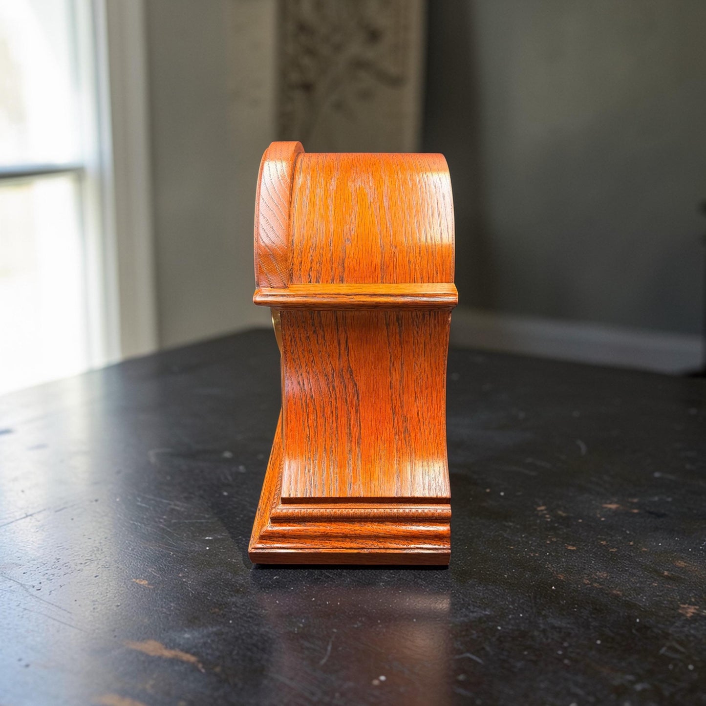 Howard Miller Worthington 613-102 Mantel Clock Kieninger Westminster Chime Key Wound Oak Burl Inlay