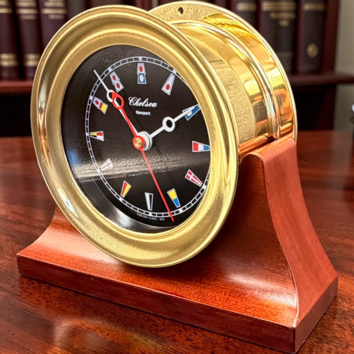 Vintage Chelsea Newport Nautical Flag Quartz Clock – 5½″ Brass Case & Wood Stand
