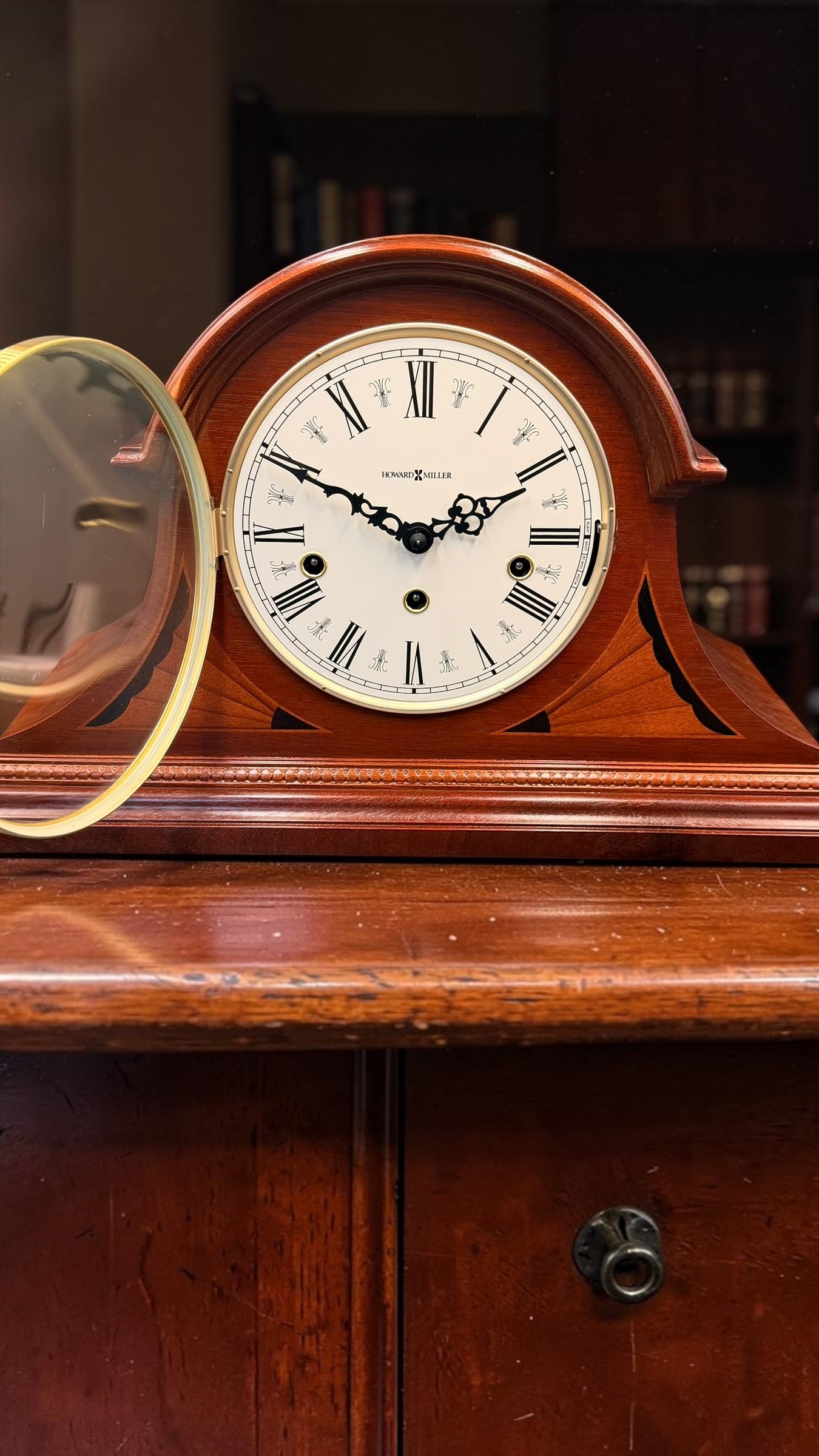 Howard Miller Downing Mantel Clock – Kieninger Triple Chime, Key Wound, Inlaid Wood Case