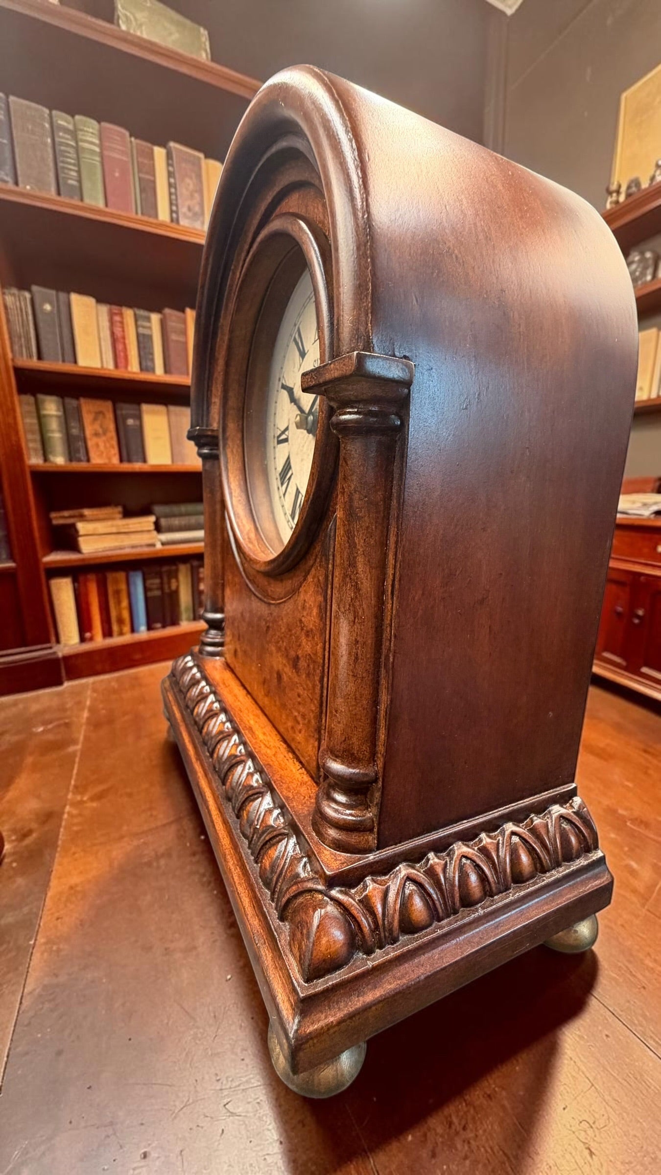 Vintage Sligh Quartz Mantel Clock – Arched Wood Case with Burl-Style Front & Brass Ball Feet
