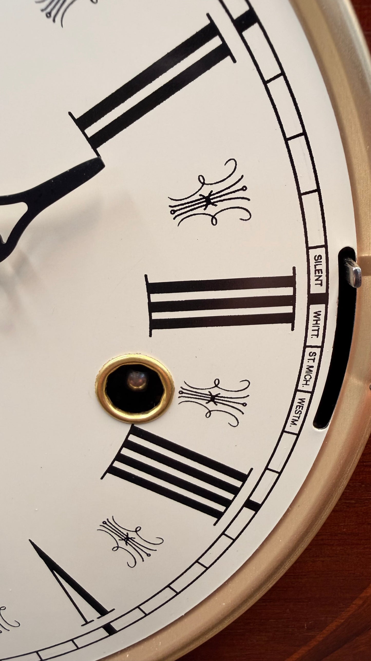 Howard Miller Downing Mantel Clock – Kieninger Triple Chime, Key Wound, Inlaid Wood Case
