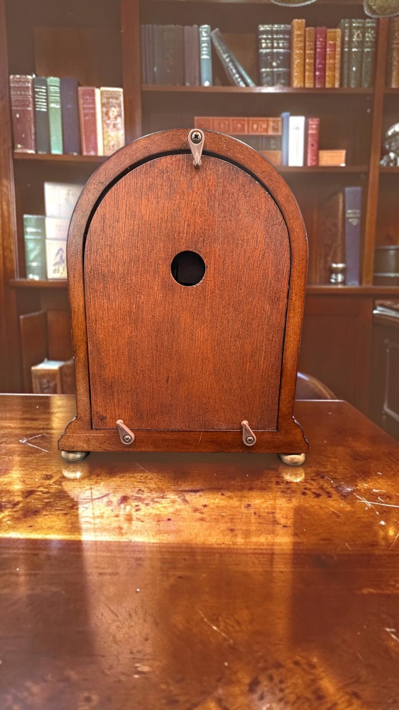 Vintage Sligh Quartz Mantel Clock – Arched Wood Case with Burl-Style Front & Brass Ball Feet