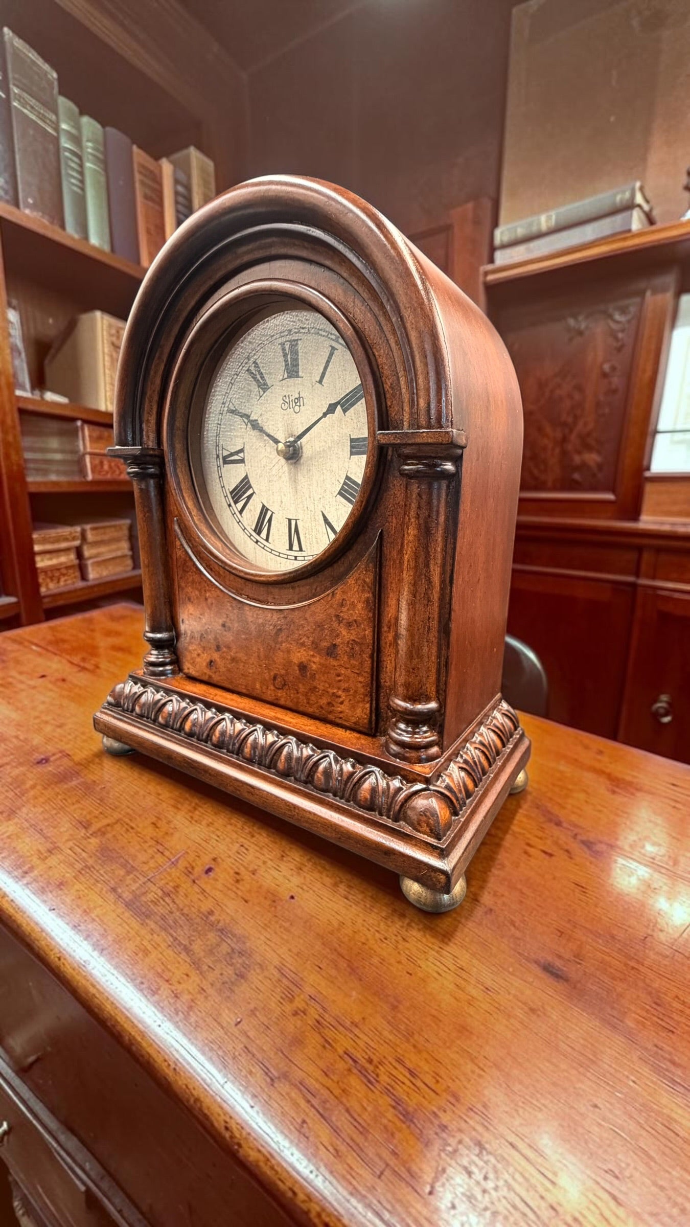 Vintage Sligh Quartz Mantel Clock – Arched Wood Case with Burl-Style Front & Brass Ball Feet