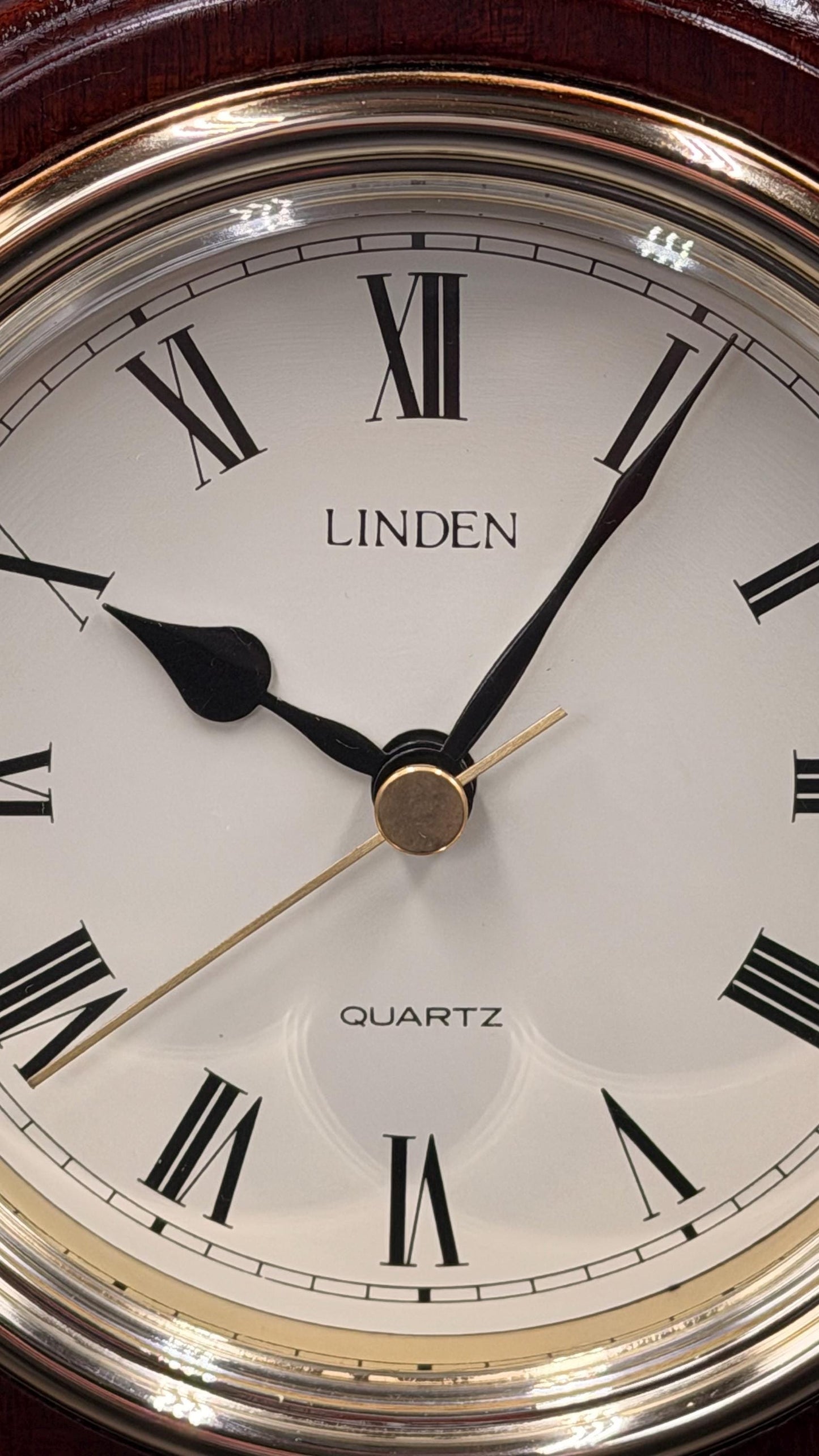 Linden Mahogany Mantel Clock – Elegant Roman Dial – Pristine Condition